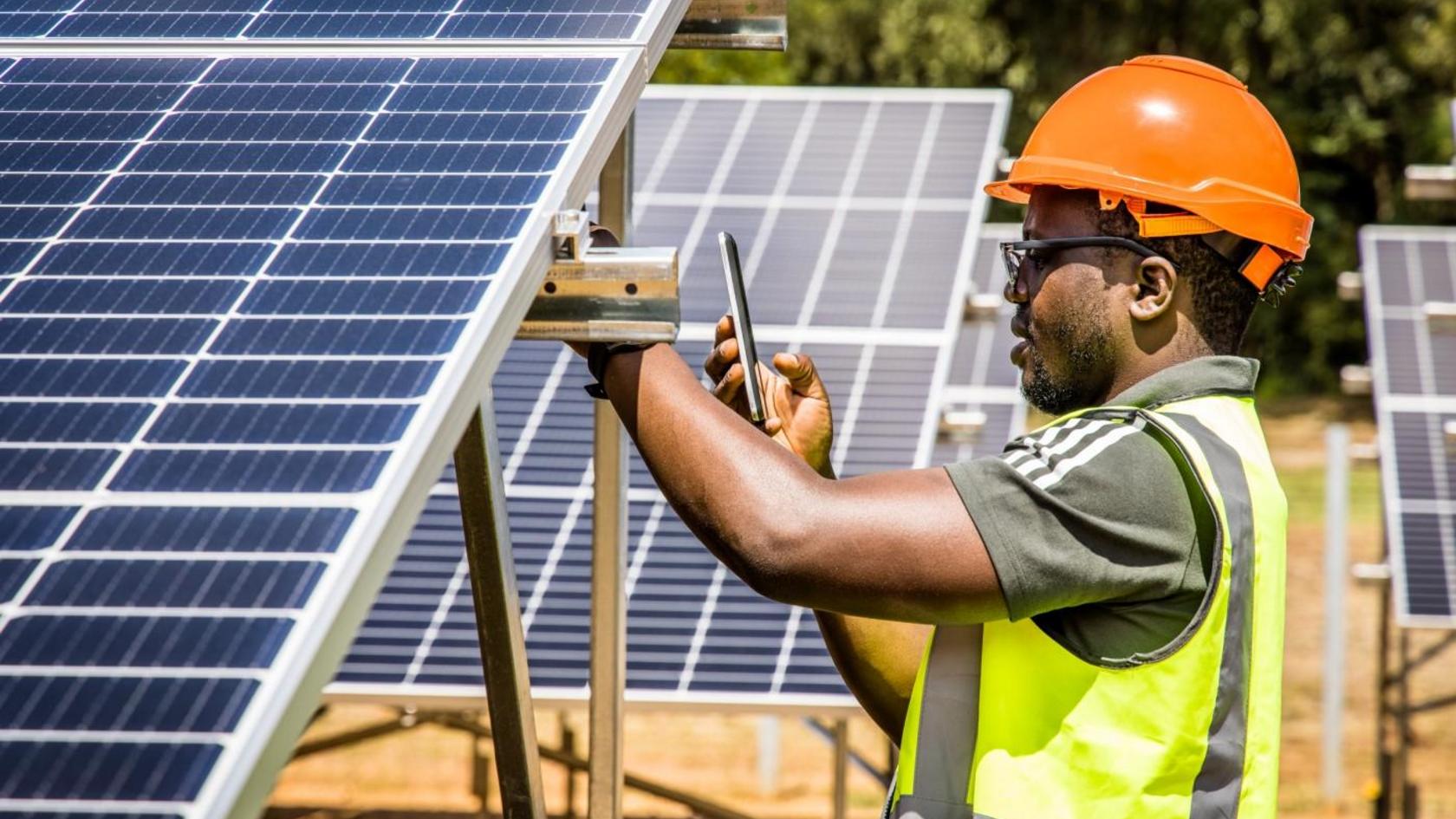 Énergie solaire au Cameroun : comment SOLAR ACCESS et AFRIKANET apportent une électricité fiable aux foyers et aux PME